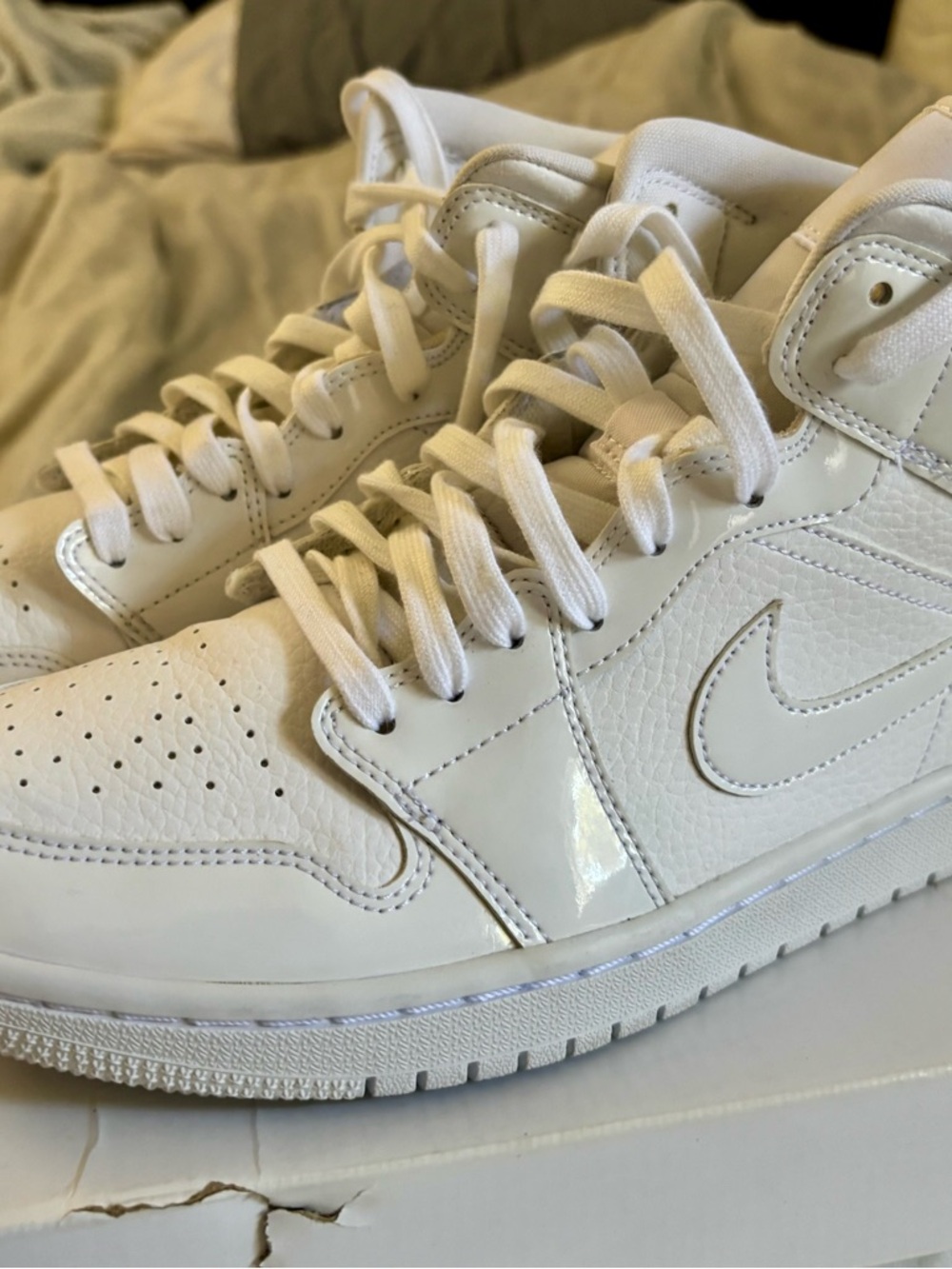 Nike Women's White High-Top Air Jordan 1 MID - Picture 6 of 16